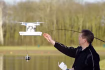 Dùng máy bay không người lái thả mồi câu cá