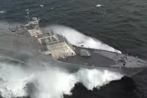 Xem chiến hạm Mỹ rẽ sóng với tốc độ 83km/h