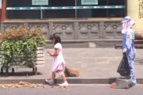 Bé gái đầu trần giúp mẹ quét rác dưới trời nóng 40 độ