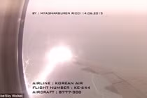 Sét đánh trúng máy bay Boeing trong vùng bão