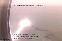 Sét đánh trúng máy bay Boeing trong vùng bão
