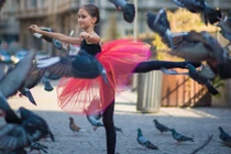 Mê mẩn ngắm thiếu nữ 12 tuổi múa ba lê trên đường phố