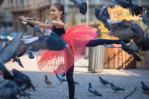 Mê mẩn ngắm thiếu nữ 12 tuổi múa ba lê trên đường phố