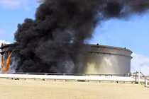 Kho dầu ở Libya cháy nghi ngút vì trúng rocket