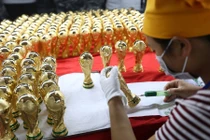 Đột nhập nơi sản xuất cúp vàng World Cup nhái ở TQ