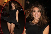 Sao bình tĩnh giữ váy trước gió to