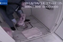 Cứu sống bé sơ sinh bị bỏ rơi trong toilet