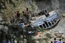 Ấn Độ: Lũ cuốn xe bus xuống vực, hàng chục người chết