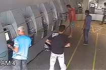 Táo tợn cướp tiền tại cây ATM trong ngân hàng