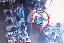 Video: Giáo viên Trung Quốc đánh nữ sinh ngất xỉu