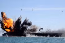 Clip tàu chiến Iran đánh chìm “tàu sân bay Mỹ“