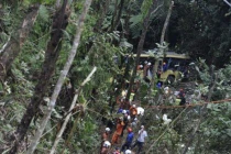 Xe bus lao xuống khe núi ở Malaysia