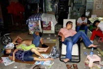 Cám cảnh ngủ ngoài đường chờ xin học cho con