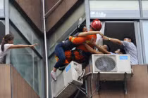 Ngăn cản một phụ nữ định nhảy lầu từ tầng 7