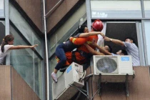 Ngăn cản một phụ nữ định nhảy lầu từ tầng 7