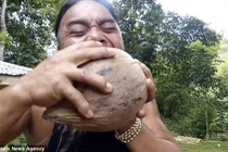 Xem “dị nhân” dùng răng bóc vỏ dừa cực nhanh