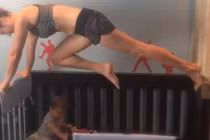 Mẹ trẻ bị “ném đá” vì thể dục trên giường cũi của con