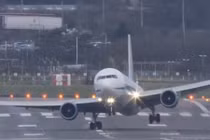 Xem máy bay xé gió hạ cánh ngoạn mục