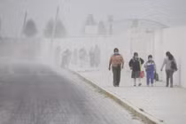  Khốn khổ vì tro bụi núi lửa phủ kín đường phố Mexico