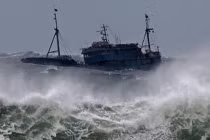 Bão Biển Đông “nuốt” 3 tàu TQ ở gần Hoàng Sa