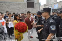 TQ: Bị cảnh sát bắt giữ vì cầu hôn giữa đường phố