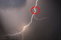 Video: Sét đánh trúng 2 máy bay chở khách trên không