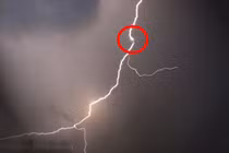 Video: Sét đánh trúng 2 máy bay chở khách trên không