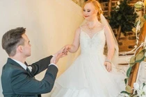 Bộ ảnh cưới siêu lãng mạn của cô dâu bị bệnh down