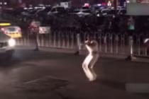 Gây tai nạn, nhảy múa cạnh nạn nhân gây phẫn nộ