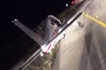 Mỹ: Máy bay hạ cánh khẩn cấp xuống đường cao tốc