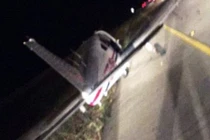 Mỹ: Máy bay hạ cánh khẩn cấp xuống đường cao tốc