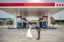 Phát sốt với bộ ảnh cưới tại trạm xăng