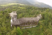 Bên trong Nhà thờ hình gà khổng lồ giữa rừng Indonesia