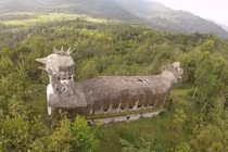 Bên trong Nhà thờ hình gà khổng lồ giữa rừng Indonesia