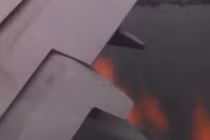 Lửa phát ra từ động cơ máy bay chở khách Mỹ