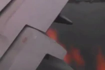 Lửa phát ra từ động cơ máy bay chở khách Mỹ