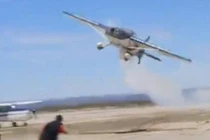 Kinh hãi cảnh phi cơ bay sát đầu người chỉ vài mét