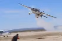 Kinh hãi cảnh phi cơ bay sát đầu người chỉ vài mét