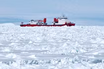 Đến lượt tàu phá băng Trung Quốc mắc kẹt ở Nam Cực