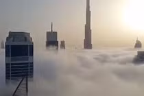 Ngắm nhà chọc trời nhấp nhô trong sương trắng ở Dubai