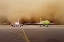 Bão cát khổng lồ "nuốt chửng" máy bay trên đường băng