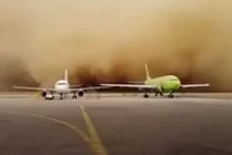 Bão cát khổng lồ "nuốt chửng" máy bay trên đường băng