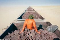 Khám phá sa mạc Sahara trên đoàn tàu dài nhất thế giới