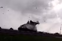 Xem lốc xoáy phá nát thùng xe container ở Mỹ