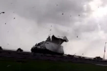 Xem lốc xoáy phá nát thùng xe container ở Mỹ