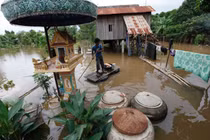 Chùm ảnh: Dân Campuchia vật lộn đối phó lũ lụt