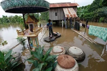 Chùm ảnh: Dân Campuchia vật lộn đối phó lũ lụt