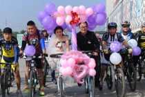 Màn rước dâu bằng xe đạp gây sốt mạng