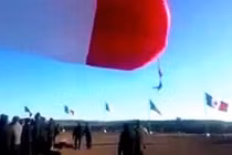 Khoảnh khắc gió mạnh thổi binh sĩ bay lên không trung