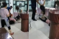 Đánh đập dã man bồ nhí của chồng ngay tại bàn ăn
